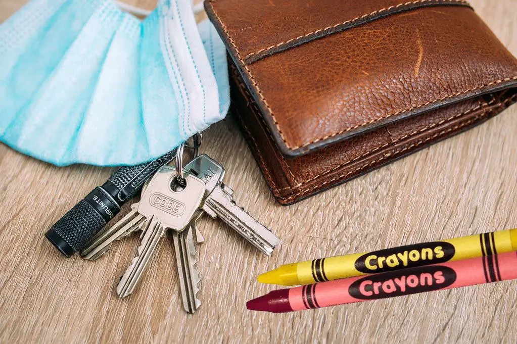 5 reasons to put a crayon in wallet during travel [2023 UPDATED]